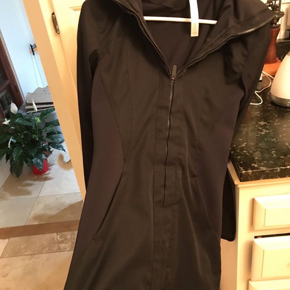 Lululemon Size 4 Black Rain jacket.